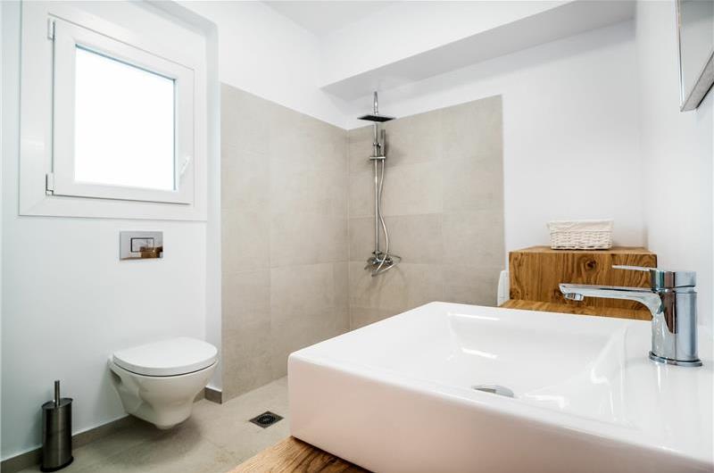 4 bedroom villa with pool & seaview, near Acharavi, sleeps 9