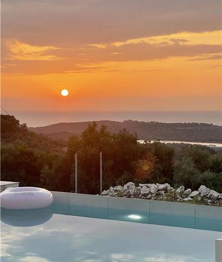 4 bedroom villa with pool & seaview, near Acharavi, sleeps 9