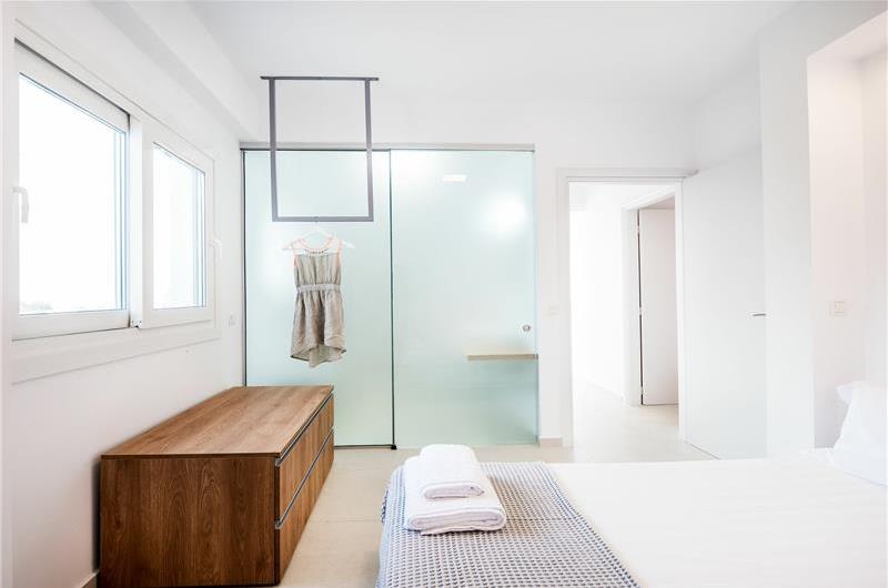 4 bedroom villa with pool & seaview, near Acharavi, sleeps 9