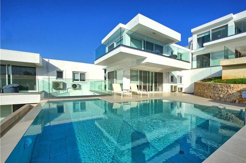 4 bedroom villa with pool & seaview, near Acharavi, sleeps 9