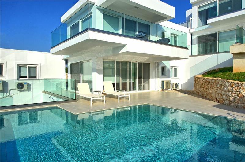 4 bedroom villa with pool & seaview, near Acharavi, sleeps 9