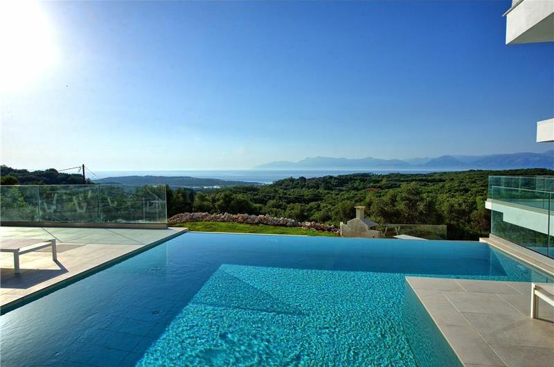 4 bedroom villa with pool & seaview, near Acharavi, sleeps 9