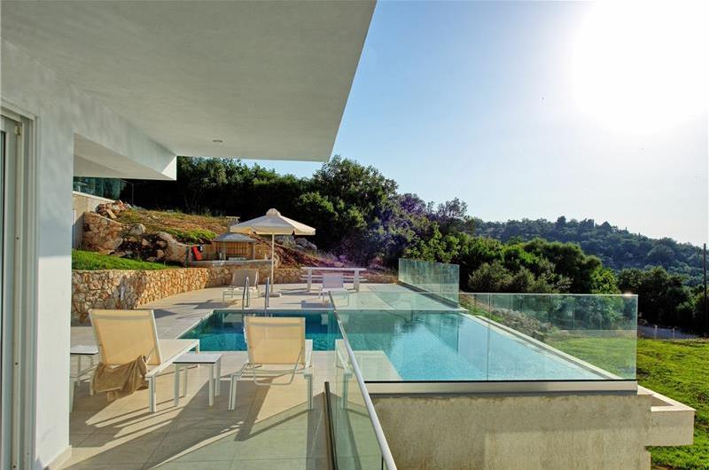 4 bedroom villa with pool & seaview, near Acharavi, sleeps 9