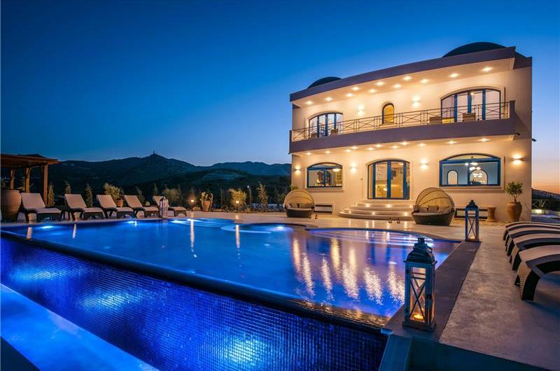 6 bedroom luxury villa with pool near Agia Pelagia, sleeps 12