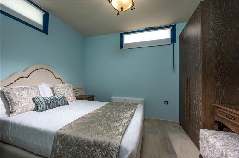 6 bedroom luxury villa with pool near Agia Pelagia, sleeps 12