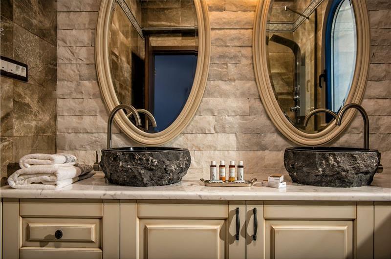 6 bedroom luxury villa with pool near Agia Pelagia, sleeps 12