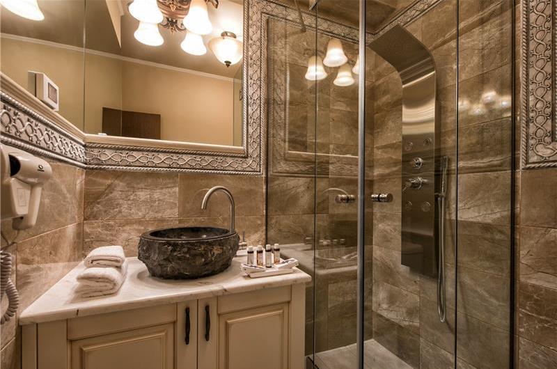 6 bedroom luxury villa with pool near Agia Pelagia, sleeps 12