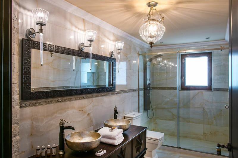 8 bedroom luxury villa with pool near Koutsounari, sleeps 16