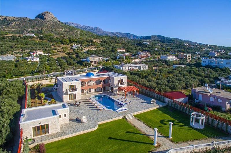 8 bedroom luxury villa with pool near Koutsounari, sleeps 16