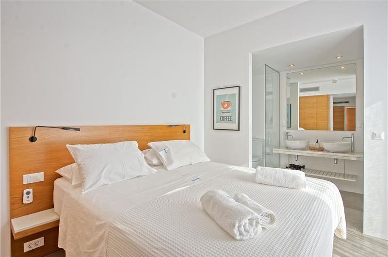 5 bedroom luxury villa with infinity pool, sea views and tennis court near Chania, sleeps 10