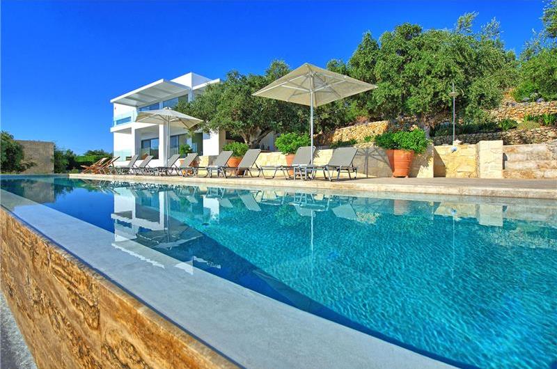5 bedroom luxury villa with infinity pool, sea views and tennis court near Chania, sleeps 10