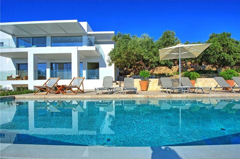 5 bedroom luxury villa with infinity pool, sea views and tennis court near Chania, sleeps 10