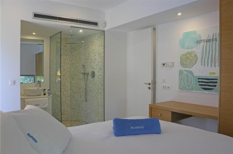 5 bedroom luxury villa with infinity pool, sea views and tennis court near Chania, sleeps 10