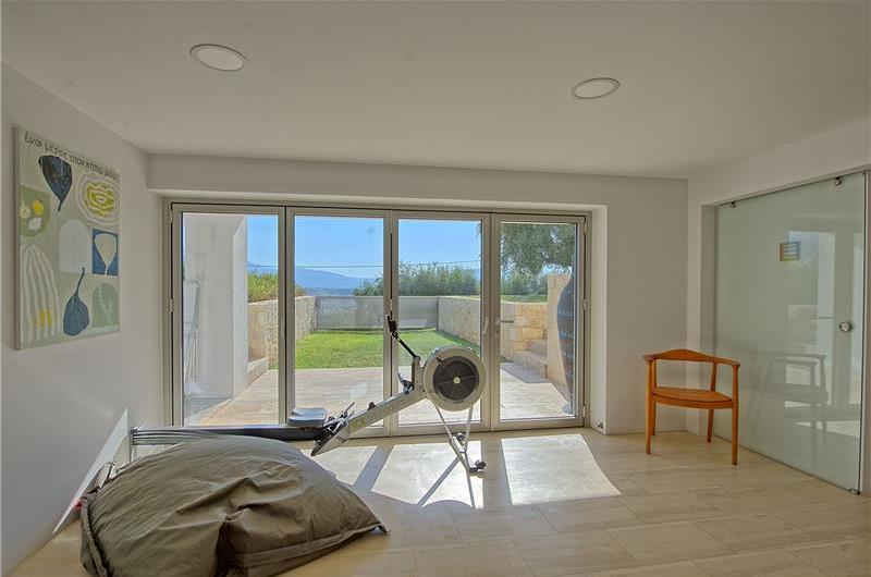 5 bedroom luxury villa with infinity pool, sea views and tennis court near Chania, sleeps 10