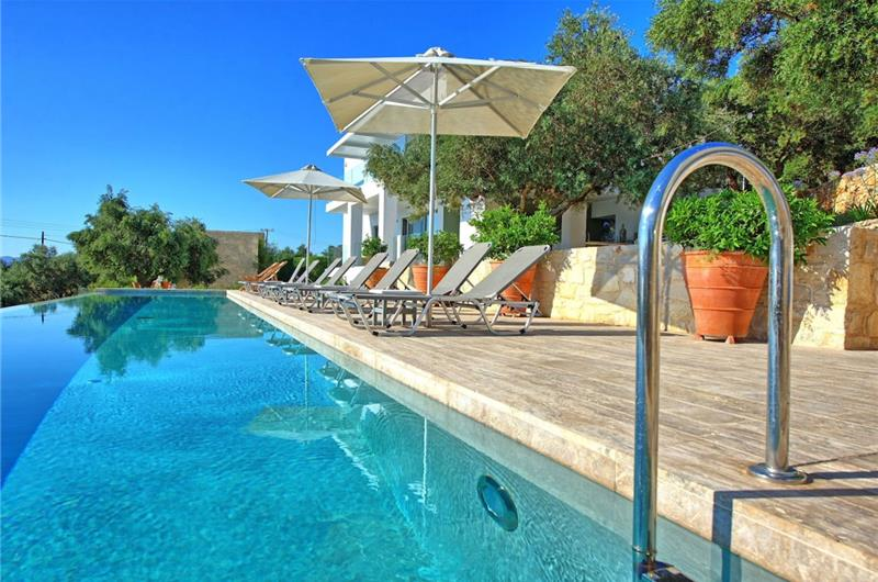 5 bedroom luxury villa with infinity pool, sea views and tennis court near Chania, sleeps 10