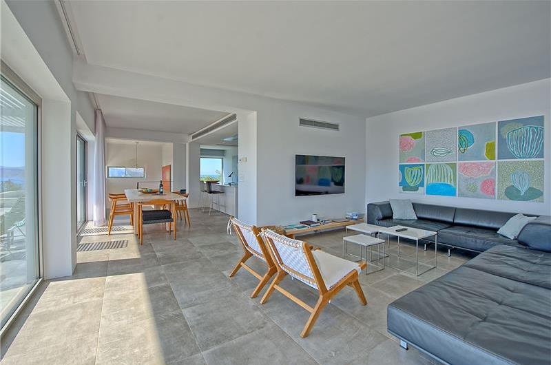 5 bedroom luxury villa with infinity pool, sea views and tennis court near Chania, sleeps 10