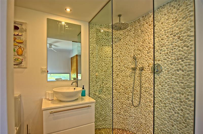 5 bedroom luxury villa with infinity pool, sea views and tennis court near Chania, sleeps 10