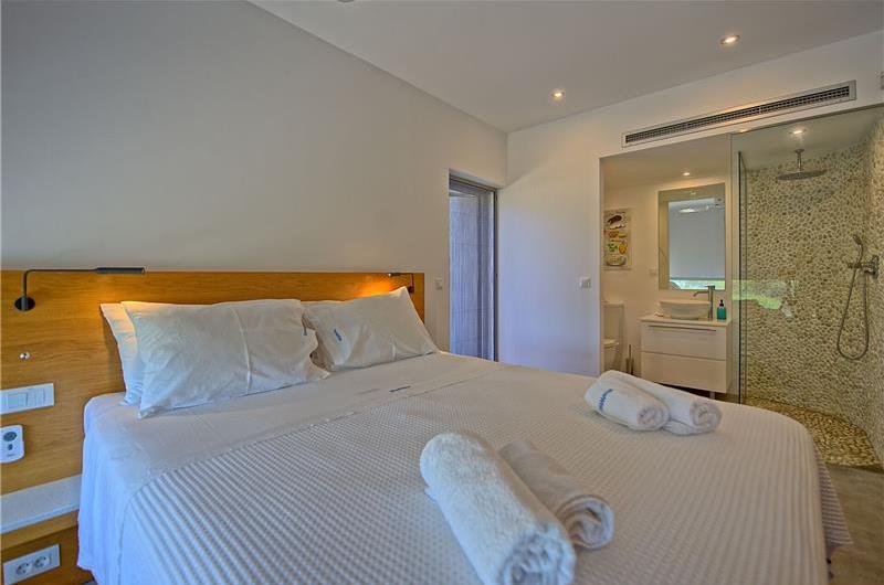 5 bedroom luxury villa with infinity pool, sea views and tennis court near Chania, sleeps 10