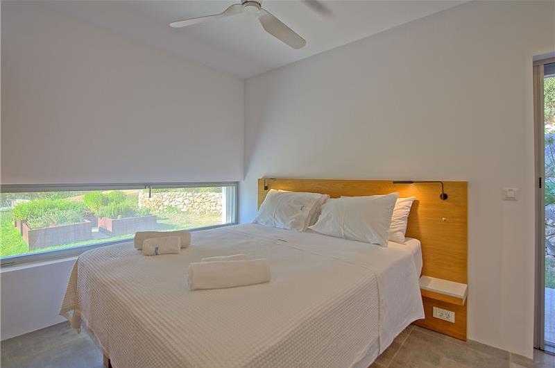 5 bedroom luxury villa with infinity pool, sea views and tennis court near Chania, sleeps 10