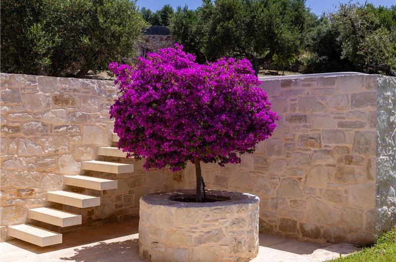 5 bedroom luxury villa with infinity pool, sea views and tennis court near Chania, sleeps 10