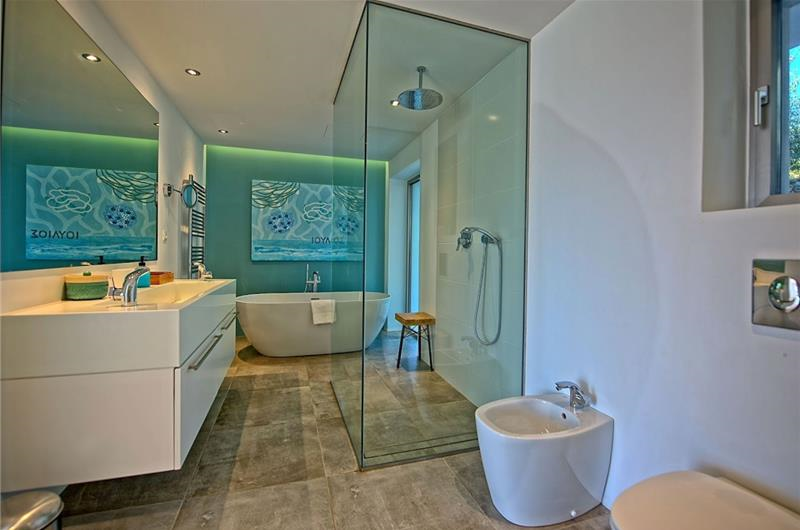 5 bedroom luxury villa with infinity pool, sea views and tennis court near Chania, sleeps 10