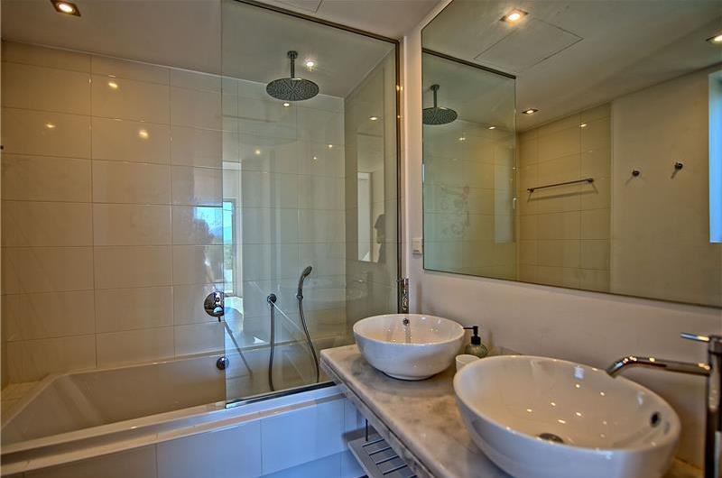 5 bedroom luxury villa with infinity pool, sea views and tennis court near Chania, sleeps 10