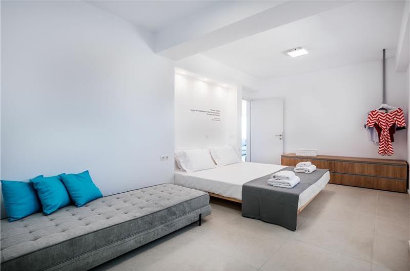 4 bedroom villa with pool and sea view in Perithia, Corfu, sleeps 9