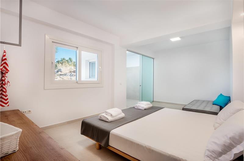 4 bedroom villa with pool and sea view in Perithia, Corfu, sleeps 9