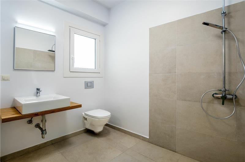 4 bedroom villa with pool and sea view in Perithia, Corfu, sleeps 9