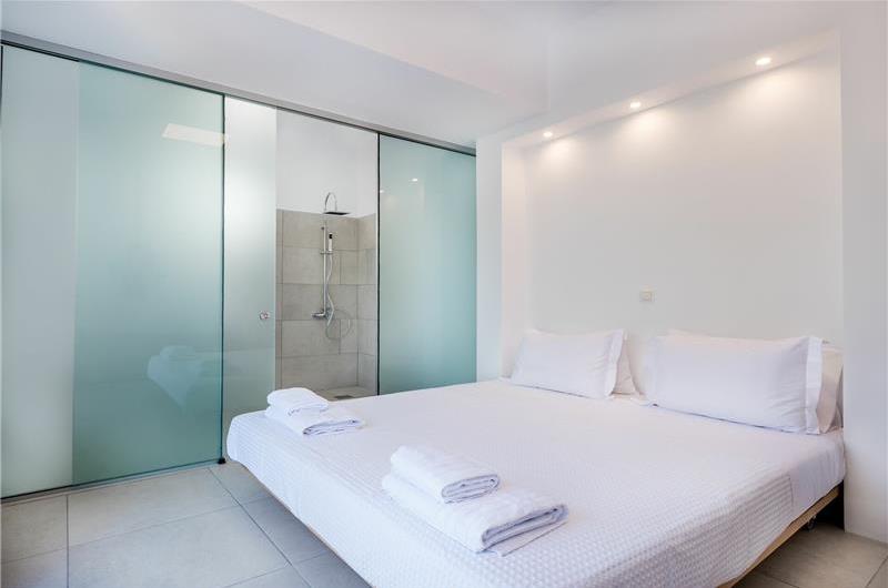 4 bedroom villa with pool and sea view in Perithia, Corfu, sleeps 9