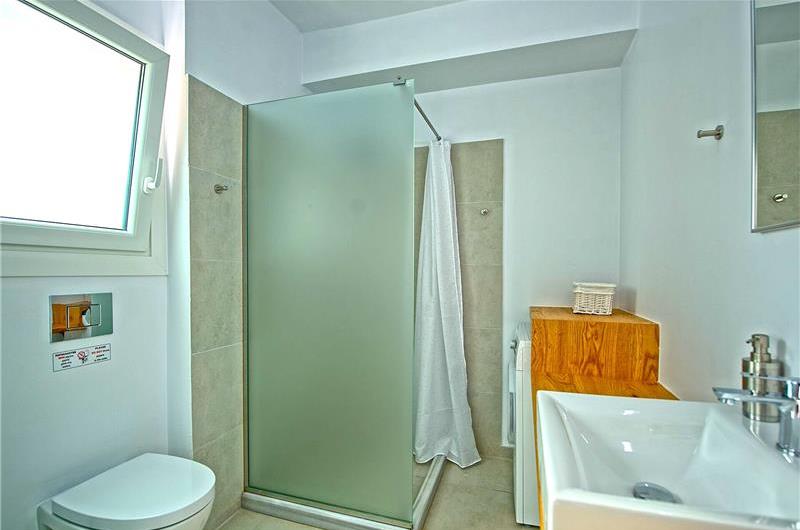 4 bedroom villa with pool and sea view in Perithia, Corfu, sleeps 9