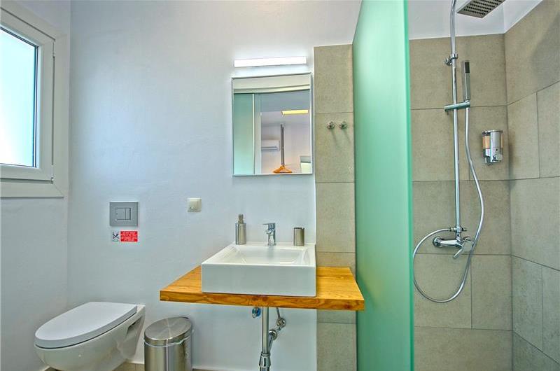 4 bedroom villa with pool and sea view in Perithia, Corfu, sleeps 9