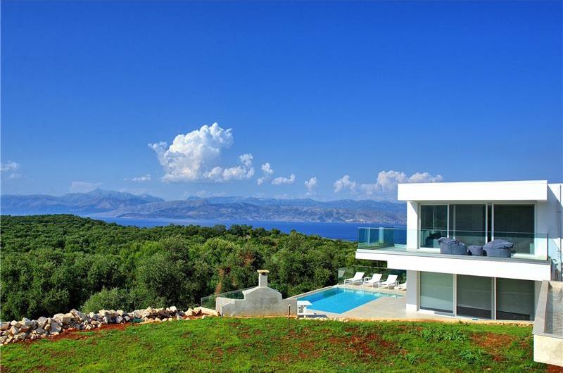 4 bedroom villa with pool and sea view in Perithia, Corfu, sleeps 9