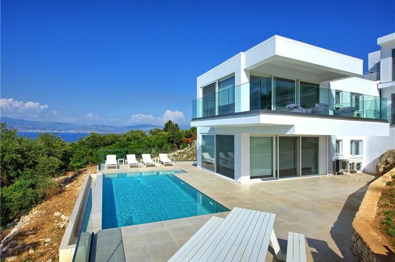 4 bedroom villa with pool and sea view in Perithia, Corfu, sleeps 9