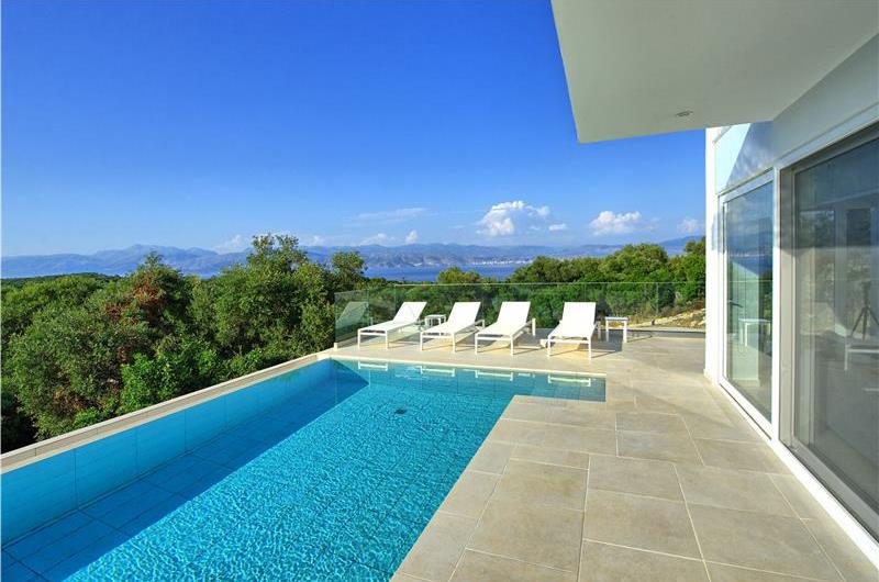 4 bedroom villa with pool and sea view in Perithia, Corfu, sleeps 9