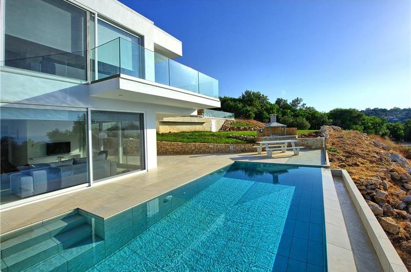 4 bedroom villa with pool and sea view in Perithia, Corfu, sleeps 9