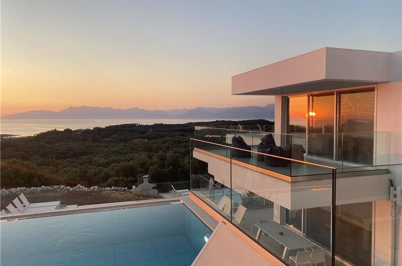 4 bedroom villa with infinity pool and sea view in Perithia, Corfu, sleeps 9