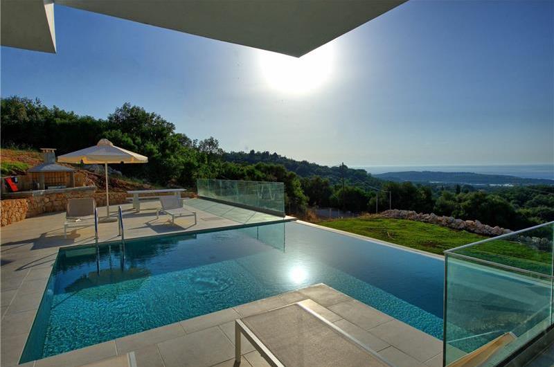 4 bedroom villa with infinity pool and sea view in Perithia, Corfu, sleeps 9
