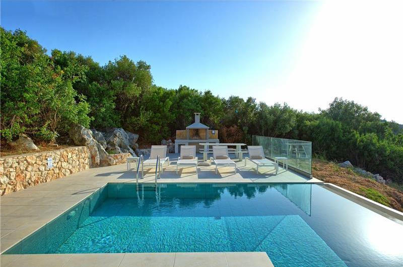 4 bedroom villa with infinity pool and sea view in Perithia, Corfu, sleeps 9