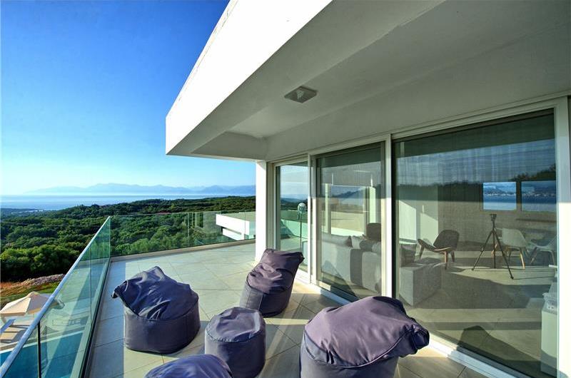 4 bedroom villa with infinity pool and sea view in Perithia, Corfu, sleeps 9