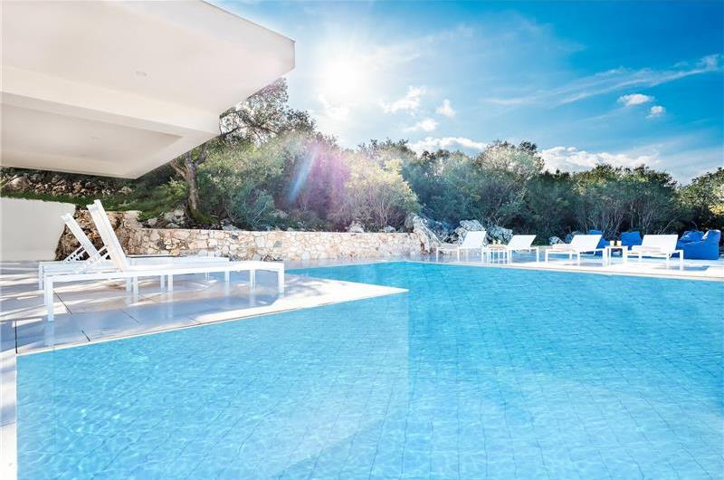 4 bedroom villa with infinity pool and sea view in Perithia, Corfu, sleeps 9