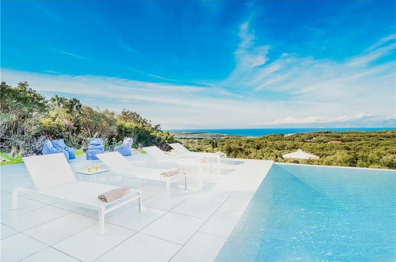 4 bedroom villa with infinity pool and sea view in Perithia, Corfu, sleeps 9