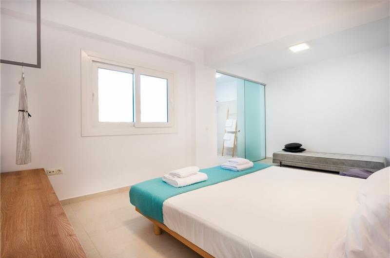 4 bedroom villa with infinity pool and sea view in Perithia, Corfu, sleeps 9