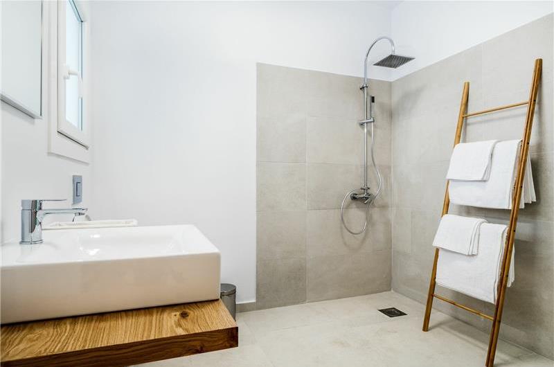 4 bedroom villa with infinity pool and sea view in Perithia, Corfu, sleeps 9