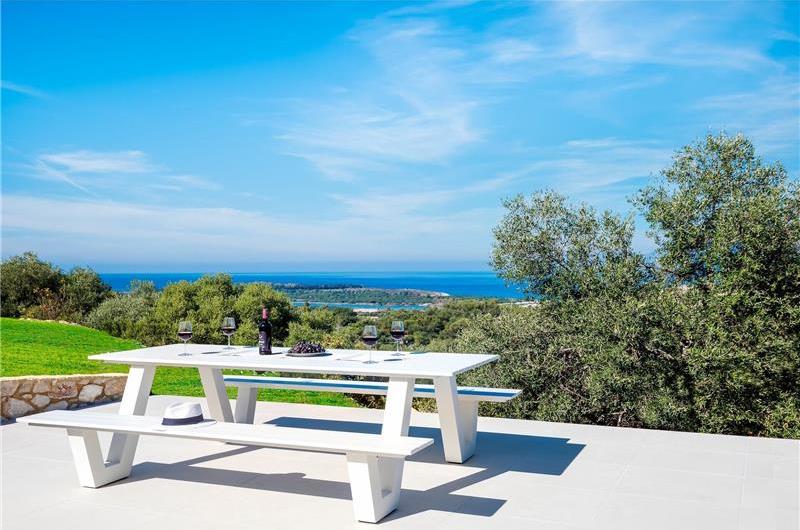 4 bedroom villa with infinity pool and sea view in Perithia, Corfu, sleeps 9