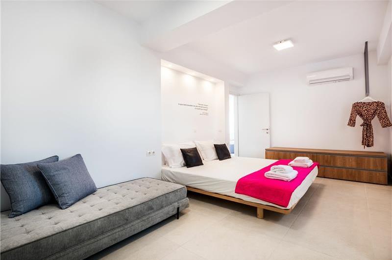 4 bedroom villa with infinity pool and sea view in Perithia, Corfu, sleeps 9