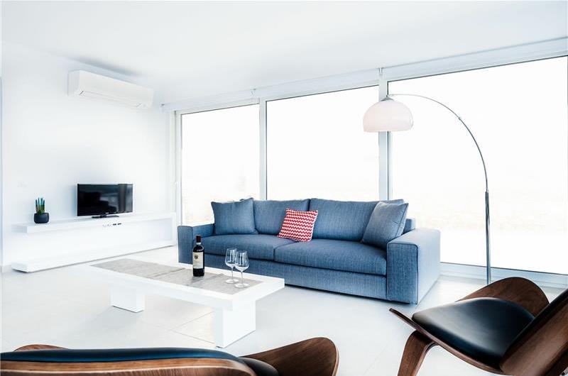 4 bedroom villa with infinity pool and sea view in Perithia, Corfu, sleeps 9