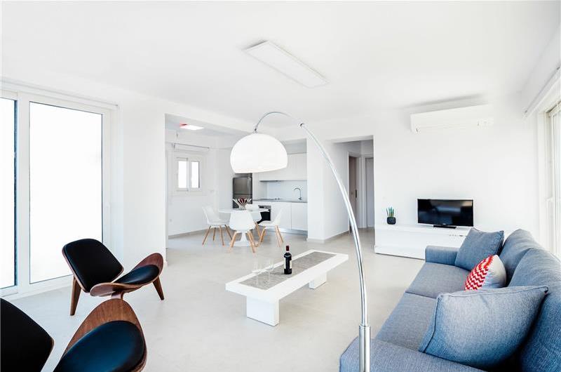 4 bedroom villa with infinity pool and sea view in Perithia, Corfu, sleeps 9