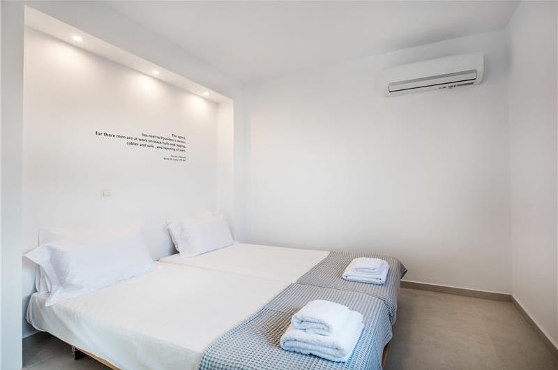 4 bedroom villa with infinity pool and sea view in Perithia, Corfu, sleeps 9