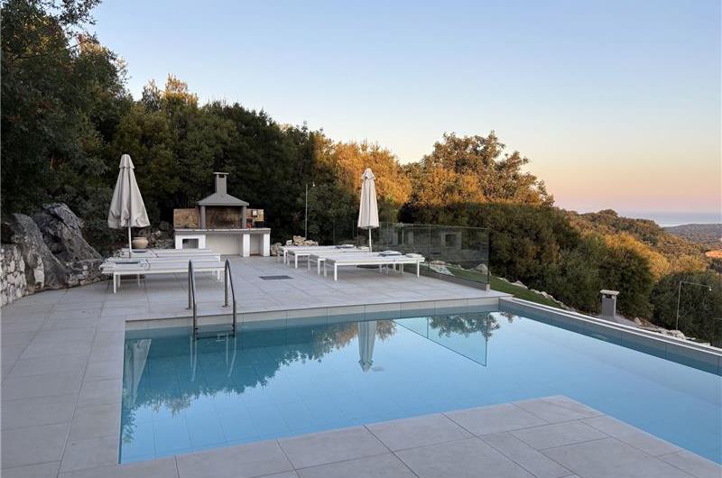 4 bedroom villa with infinity pool and sea view in Perithia, Corfu, sleeps 9